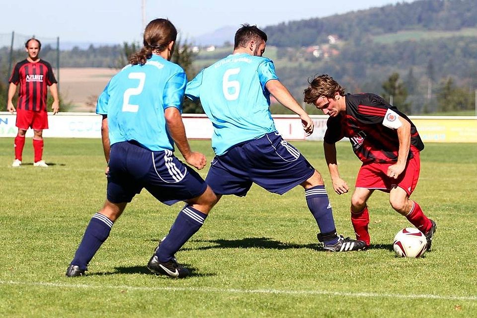 Kapitän Andreas Gerlesberger (re.) tanzt gleich mit zwei Gegenspieler "Sirtaki"