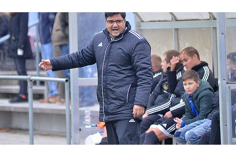 Er gibt auch in der kommenden Saison bei den TSV-Fußballern die Richtung vor: Trainer Ali Dabestani.  Foto: Peter Kleist