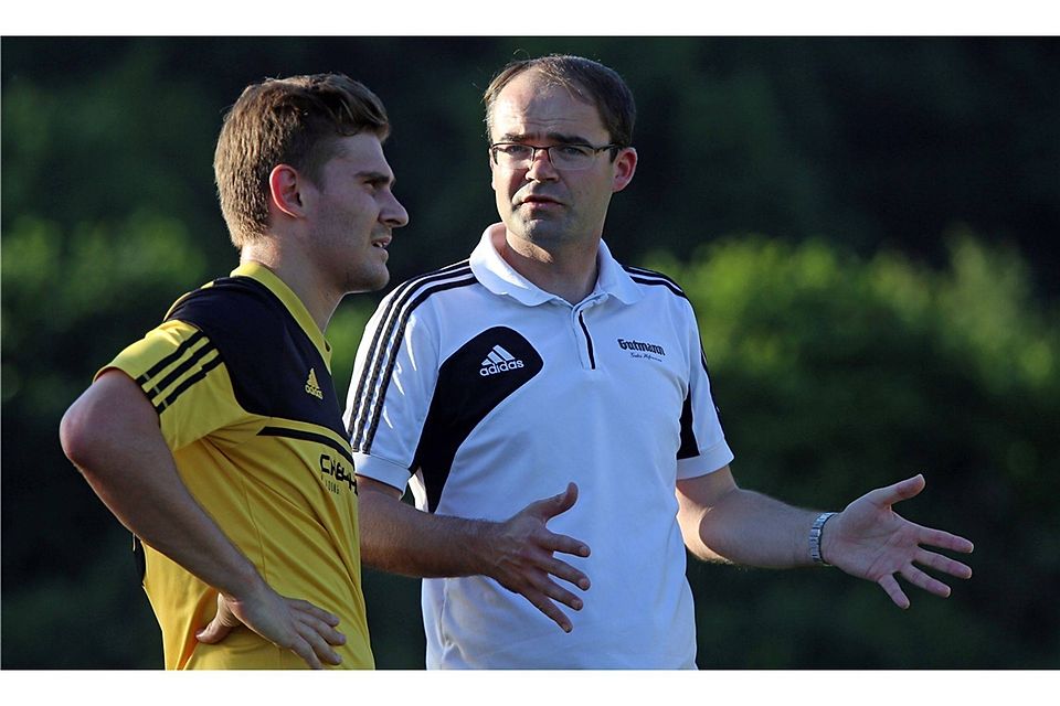 Für Trainer Matthias Bösl und den ASV Burglengenfeld geht es nach einem Jahr wieder zurück in die Landesliga.  Foto: Brüssel