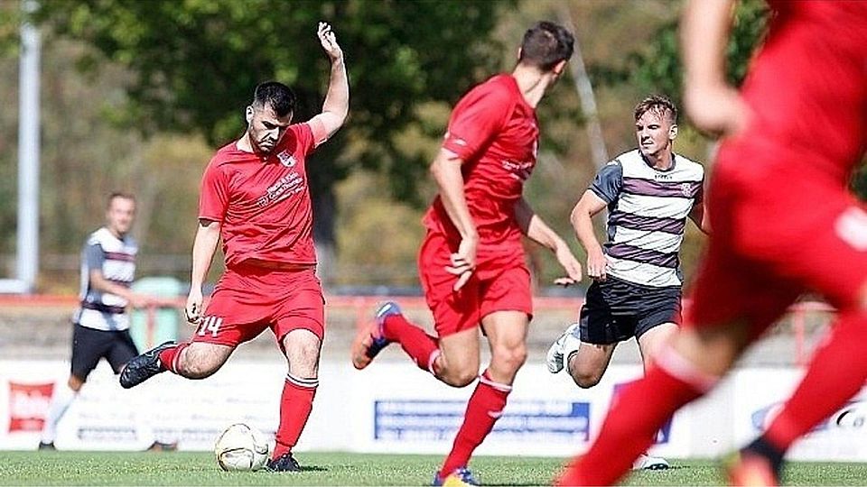 Führt Kapitän Marcel Aksu (am Ball) seine Viktoria zum Derbysieg gegen den BSC Kelsterbach? F: Lorenz