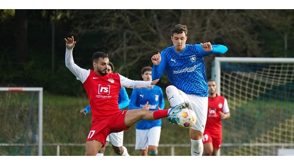 Kein guter Spieltag für Bastian Dern (r.) und Co. vom FC Burgsolms. Denn der heimische Verbandsligist geht im Heimspiel gegen Marc Fichtner und seine Mitstreiter von RW Hadamar mit 0:6 baden. Kein guter Spieltag für Bastian Dern (r.) und Co. vom FC Burgsolms. Denn der heimische Verbandsligist geht im Heimspiel gegen Marc Fichtner und seine Mitstreiter von RW Hadamar mit 0:6 baden. © Isabel Althof