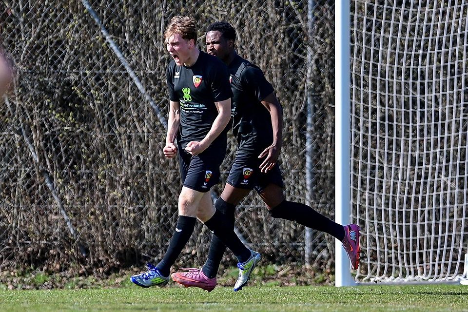 Getroffen: Marvin Kretzschmar (l., mit Clovis Tokoro) bejubelt sein Tor zum 1:0 für Unterföhring.