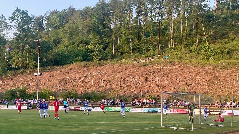 Zur ungewöhnlichen Zeit am Montagabend zog Bezirksligist SG FA Herringhausen/Eickum in Bad Wünnenberg/Leiberg gegen den VfL Kamen souverän in die nächste Aufstiegsrunde ein.