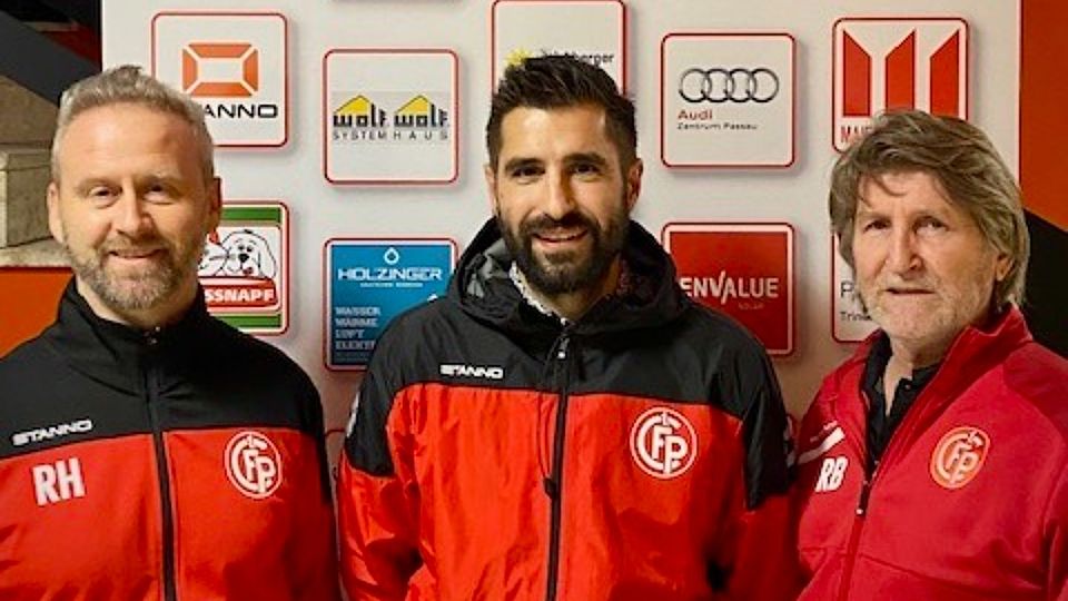 Sportvorstand Roman Holzinger (li.) und Jugendleiter Roland Bilz (re.) nehmen Holger Stemplinger in die Mitte 