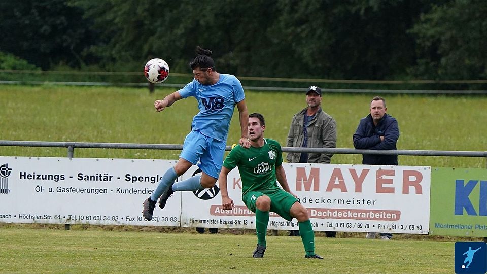 Der FV Mümling-Grumbach kann im Spiel gegen den VfR Groß-Gerau (wie hier im Spiel gegen Langstadt/Babenhausen) nur staunend zugucken wie der Ball ein ums andere Mal im eigenen Netz zappelt.
