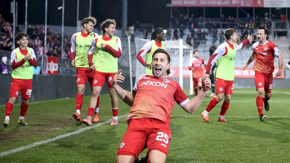 Kollektive Ekstase bei den Kickers nach dem Siegtreffer von Dominik Meisel (vorne) rund zehn Minuten vor dem Ende.