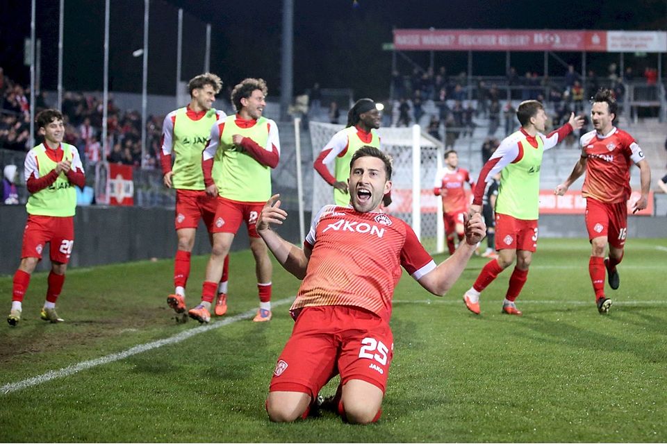 Kollektive Ekstase bei den Kickers nach dem Siegtreffer von Dominik Meisel (vorne) rund zehn Minuten vor dem Ende.