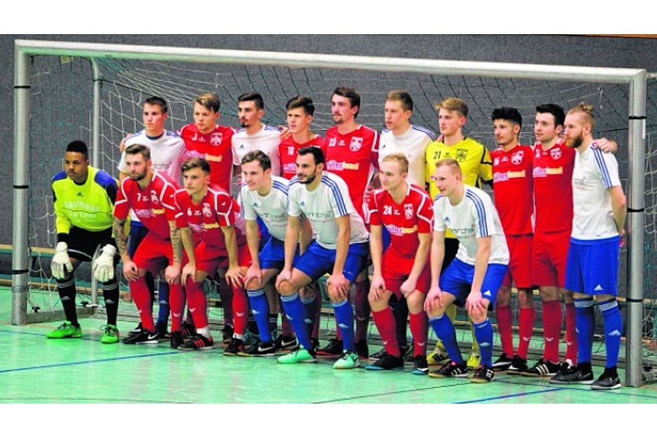 Die Endspielteilnehmer des FC Hertha Rheidt (weiße Trikots) und des FC Hennef 05 Fotos: Bröhl