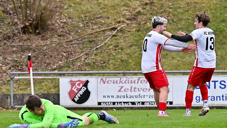 Affings Ahmed Karaca und Niklas Neumair jubeln über das 1:1 gegen den BC Aichach. Am Ende dreht der FC Affing das Spiel sogar noch. 