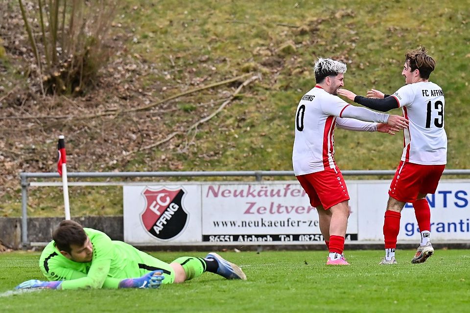 Affings Ahmed Karaca und Niklas Neumair jubeln über das 1:1 gegen den BC Aichach. Am Ende dreht der FC Affing das Spiel sogar noch. 