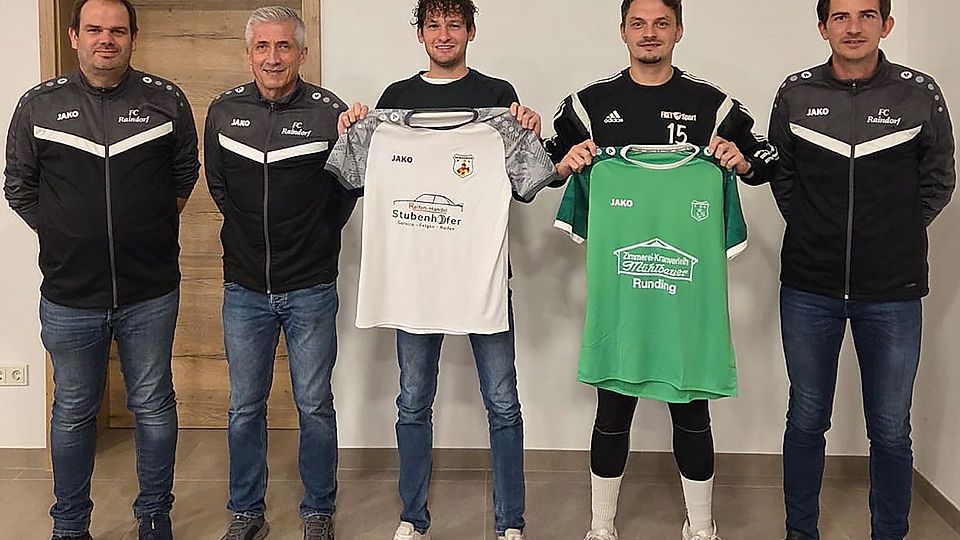 Raindorfs Abteilungsleiter Tobias Piendl und Daniel Mückl sowie Trainer Karl-Heinz Pittoni präsentieren die Neuzugänge Lukas Schleich (Mitte) und Daniel Narius (Zweiter von rechts).