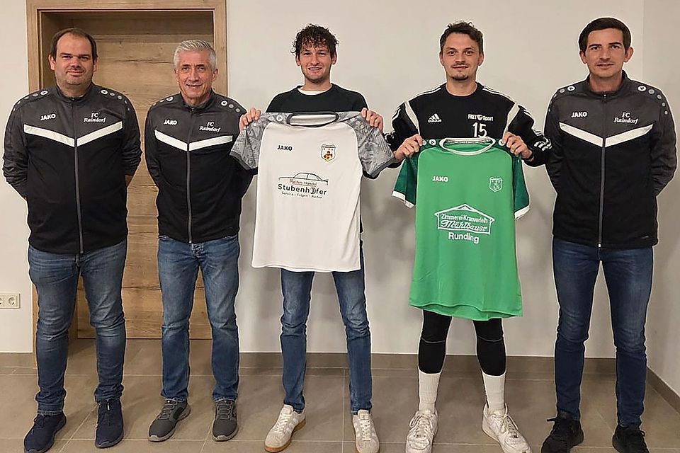 Raindorfs Abteilungsleiter Tobias Piendl und Daniel Mückl sowie Trainer Karl-Heinz Pittoni präsentieren die Neuzugänge Lukas Schleich (Mitte) und Daniel Narius (Zweiter von rechts).