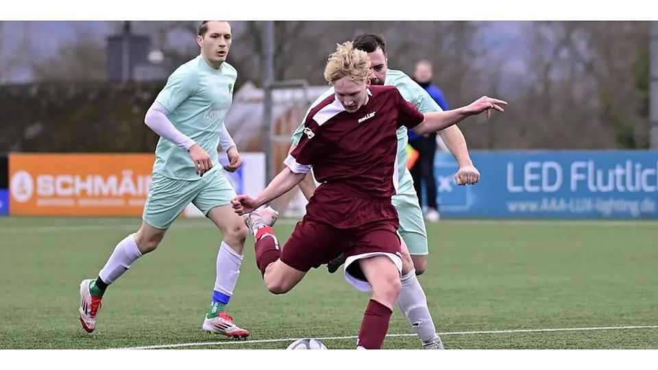 Lukas Sulewsky (SSV Haigerseelbach) scheitert aus 16 Metern frei am Torhüter. Im Hintergrund Denis Passauer (l.) und Michael Elst (von der SG Fellerdilln/Niederrossbach II) © Henrik Schneider