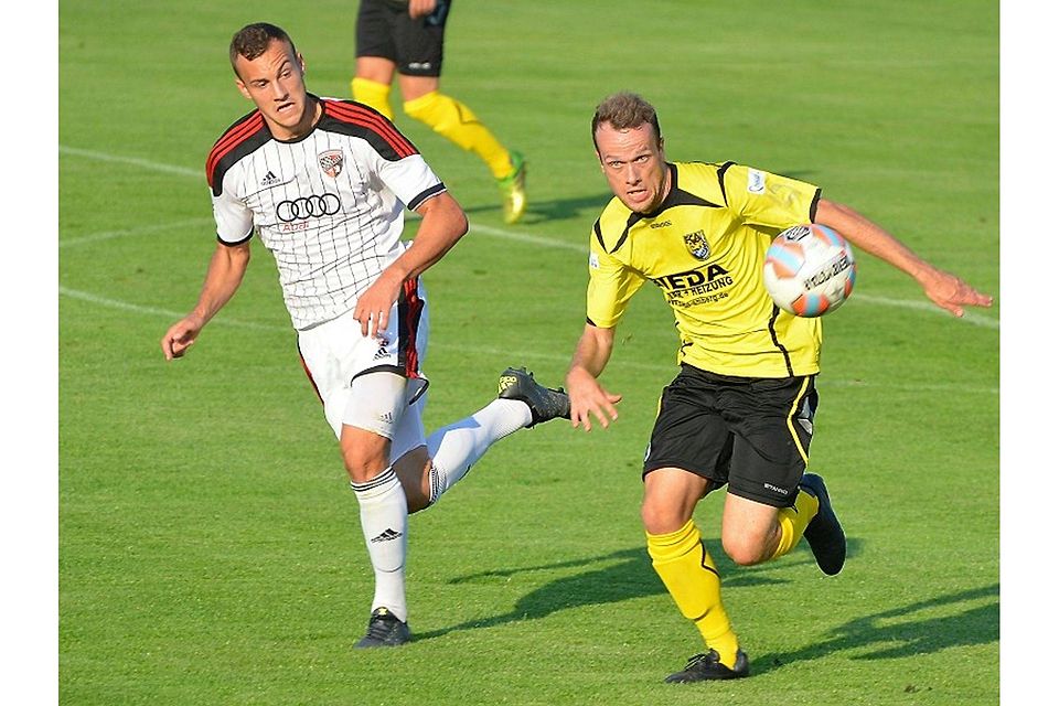Das Rückspiel des FC Amberg (r. Thomas Schneider) in Ingolstadt fällt aus.F: Eberhardt