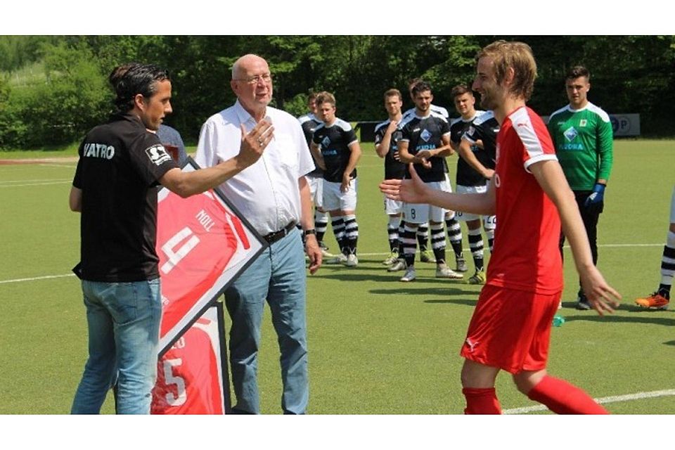 Glückwunsch an Dennis Noll (rechts): Er hat den Sprung in unsere Oberliga-Elf-des-Jahres geschafft. Foto: Jost-Rainer Georg