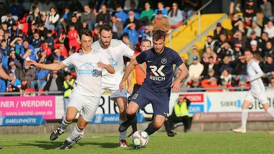 Denny Diebel (r.) ist der Held des Tages für die SG Eschenburg, denn er trifft in der Nachspielzeit noch zum 2:1-Heimsieg gegen die TSG Wieseck. © Sven Jessen