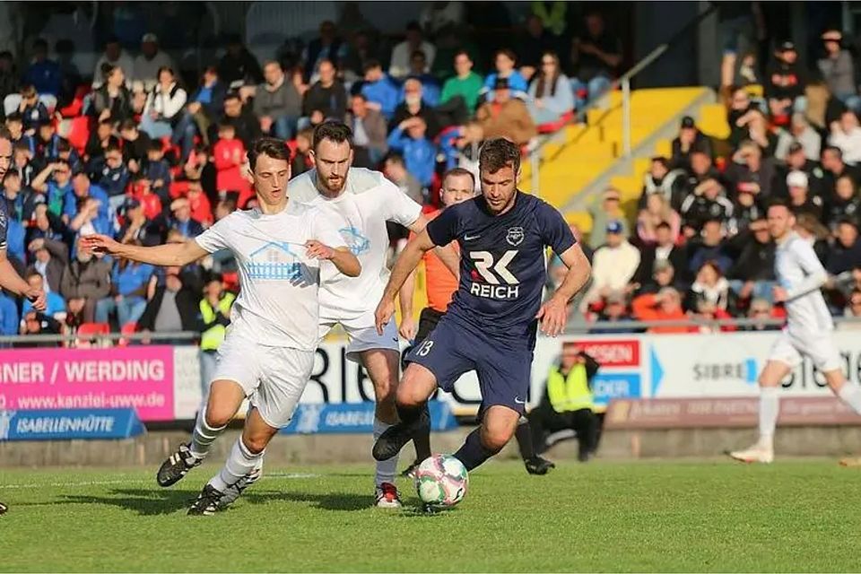 Denny Diebel (r.) ist der Held des Tages für die SG Eschenburg, denn er trifft in der Nachspielzeit noch zum 2:1-Heimsieg gegen die TSG Wieseck. © Sven Jessen