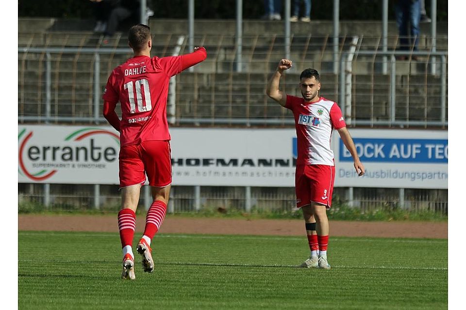Die Wormatia-Offensivspieler Mert Özkaya (rechts) und Jan Dahlke wollen nach dem Sieg gegen Ludwigshafen nun beim SV Auersmacher nachlegen.	Foto: Christine Dirigo/pakalski-press