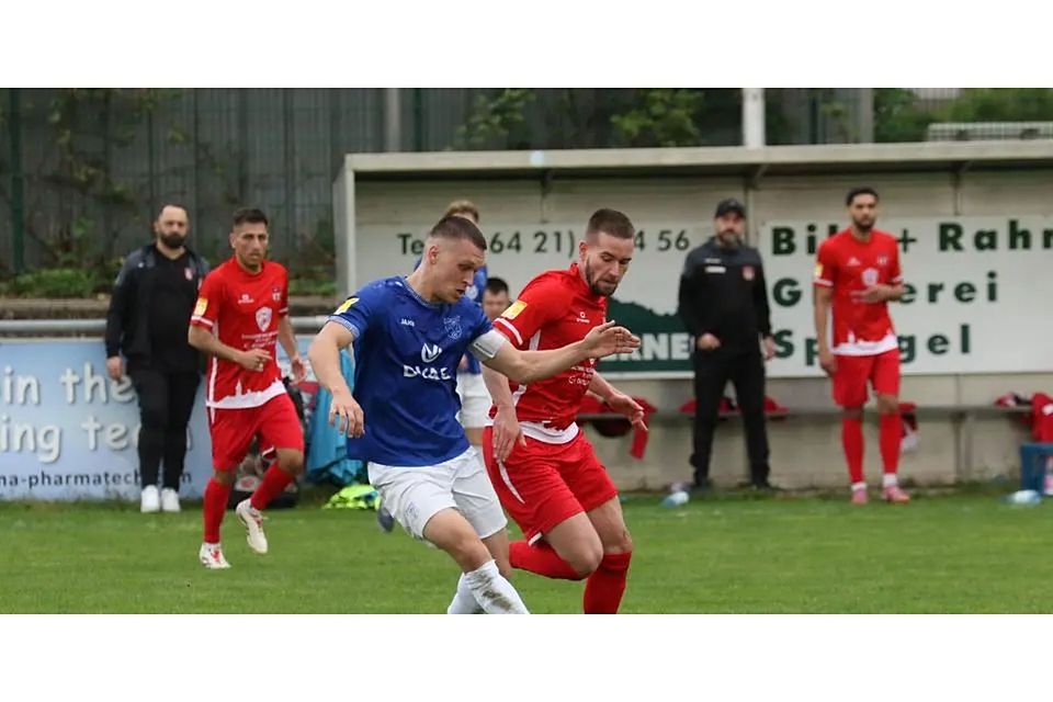 In dieser Szene ist Mica Hendrich (l.) vom Fußball-Hessenligisten VfB Marburg vor dem Friedberger Peter Jost am Ball, am Ende setzen sich aber dennoch die Wetterauer durch. © Jens Schmidt