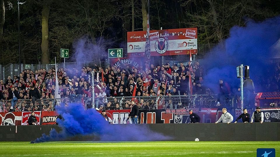 Vor dem Essener Fanblock steigt blauer Rauch auf.