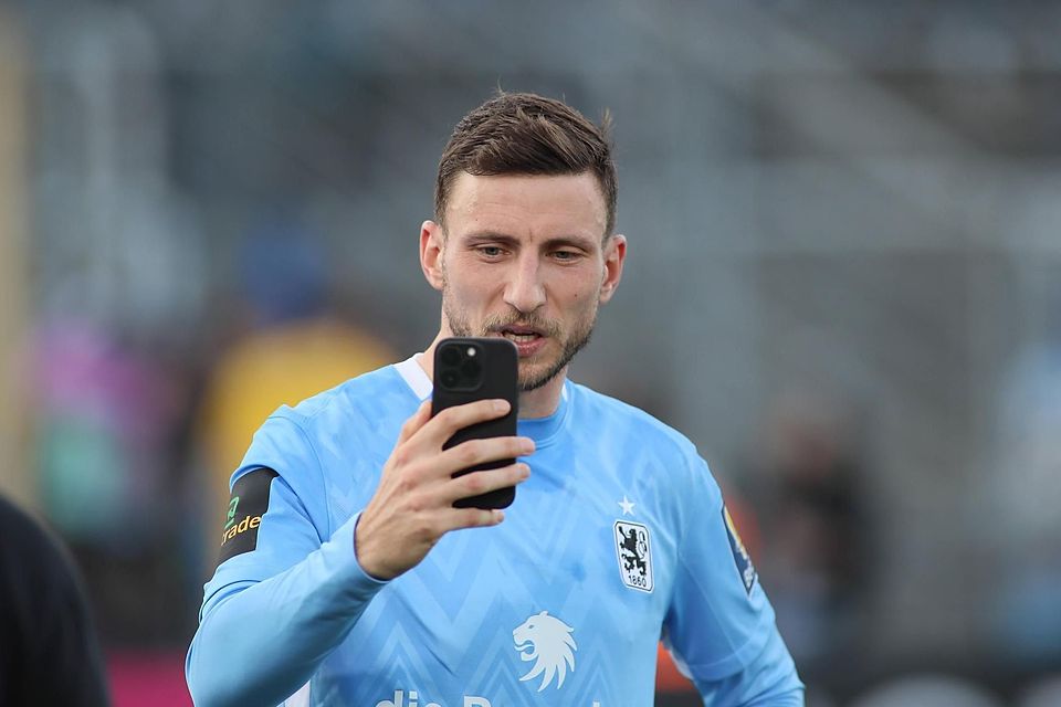 Unmittelbar nach seinem Debüt zückte Philipp Maier sein Handy. Ob er dabei auch nach neuen Wohnungen suchte? Unmittelbar nach seinem Debüt zückte Philipp Maier sein Handy. Ob er dabei auch nach neuen Wohnungen suchte?