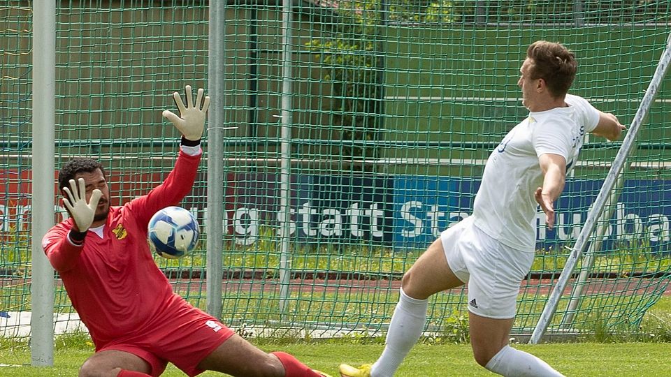 Perchtings Torwart Eric Pereira Stadler ist in dieser Szene Sieger gegen Sebastian Lebek, doch in der 26. Minute konnte der Gautinger Torjäger den TSV-Keeper zum 1:0 überwinden.