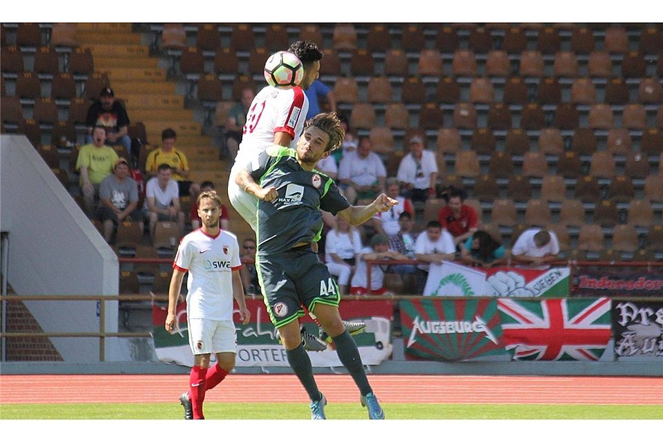 Der FC Augsburg II war für den SV Seligenporten (grün, Fabian Klose) mehrere Köpfe zu groß.  Foto: Weller