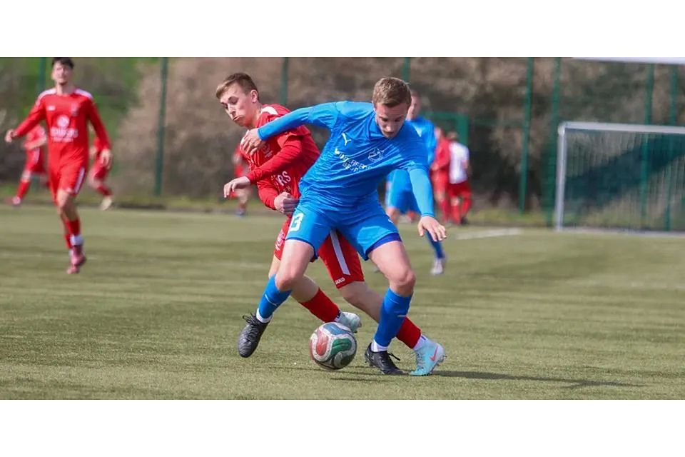 Silas Stark (vorn, FV Breidenbach II) schirmt den Ball geschickt gegen Jonas Schwind vom VfL Biedenkopf II ab. 1:1 trennen sich die beiden Reserven in der Kreisliga A. © Lars Hinter Silas Stark (vorn, FV Breidenbach II) schirmt den Ball geschickt gegen Jonas Schwind vom VfL Biedenkopf II ab. 1:1 trennen sich die beiden Reserven in der Kreisliga A. © Lars Hinter