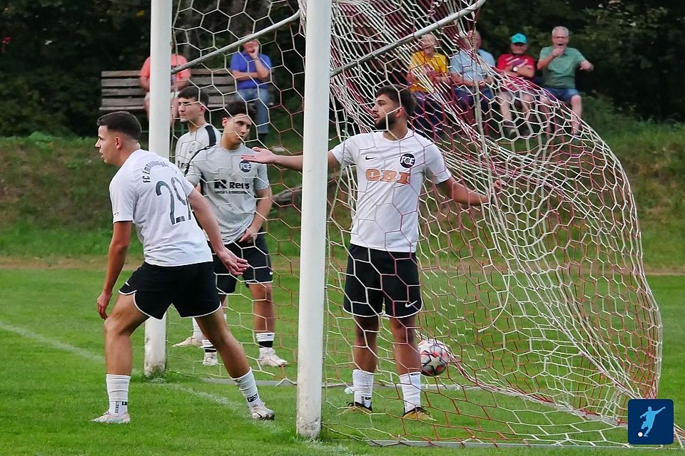 Der Ball zappelt im Netz, die Spieler des FC Emmendingen sind frustriert. Im Derby beim Aufsteiger TV Köndringen unterlag der Favorit mit 0:2.