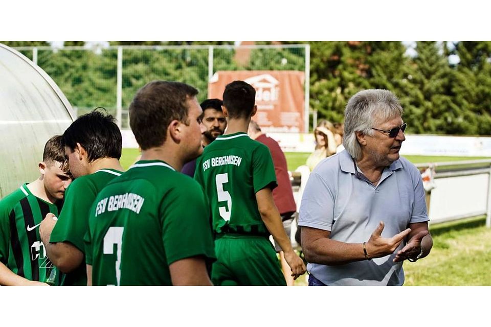 Muss mit dem FSV Berghausen ab sofort kleinere Brötchen backen: Trainer Michael Sidorenko. Foto: PeB 