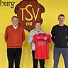 Kornburg-Manager Josef Maiser (links) und Trainer Hendrik Baumgart (rechts) begrüßten Matthew Livingstone in ihren Reihen.