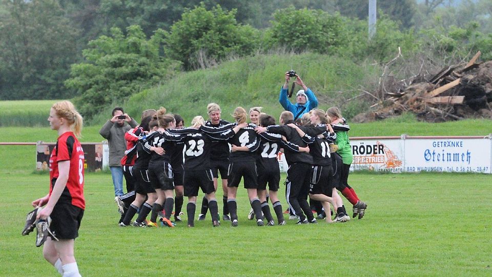 Des einen Freud ist des anderen Leid. Während Roßdorf den Aufstieg feiert muss die SG Anraff weiter zittern. Foto: Björn Hasecke