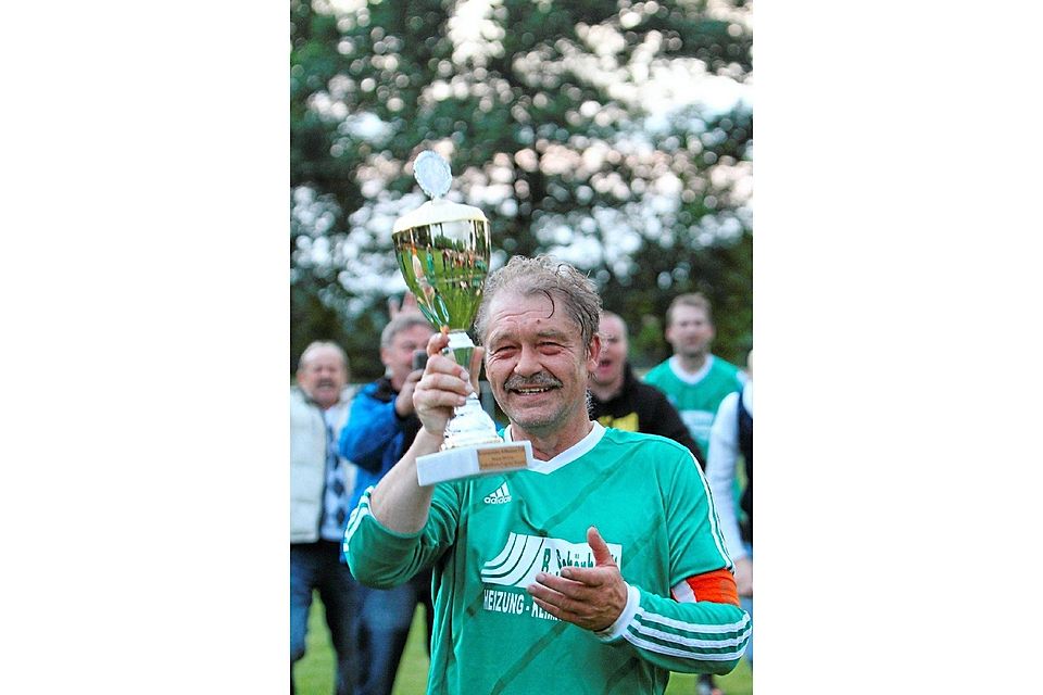 Ehre: Bester Alt-Herren-Spieler im Meisterschaftsendspiel - Bernd Krause trägt die Kapitänsbinde beim SV Blumenthal/Grabow zu recht.   ©MZV