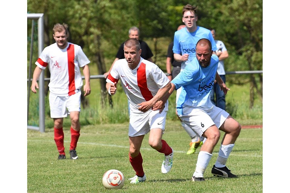 Kaum zu halten waren Paul Zweigert und Spielertrainer Gunter Eidmann (von links) mit der SG Stockhausen/Blankenau im Derby gegen die SG Grebenhain/Bermuthshain (rechts Jörg Füg). 	Foto: Zinn
