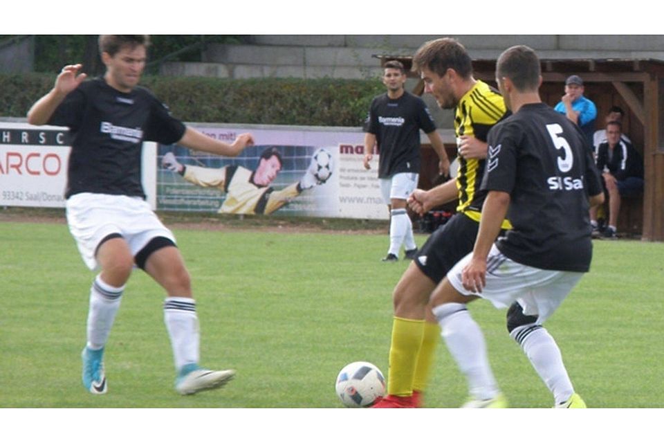 Im Hinspiel feierte der TSV Neustadt (gelb-schwarz) beim SV Saal einen 4:1-Auswärtssieg.  Foto: Kreidemeier
