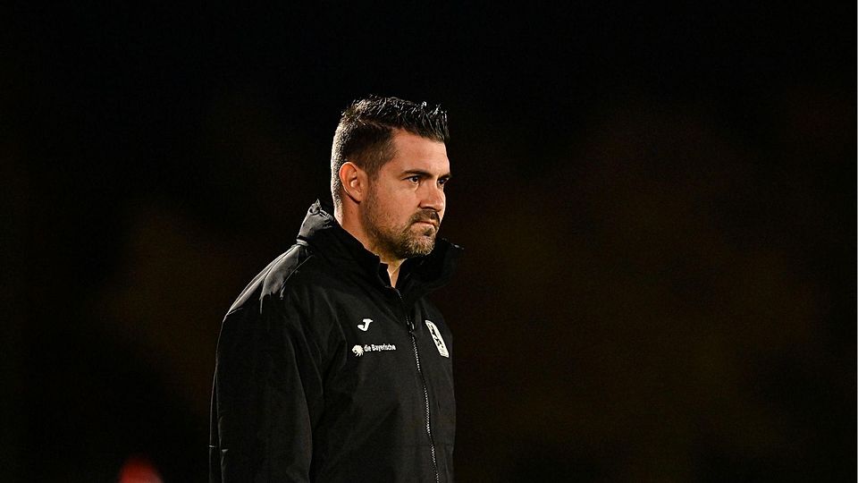 Bedienter Blick: Alper Kayabunar musste bei Kellerkind Hauzenberg eine 0:1-Niederlage einstecken.