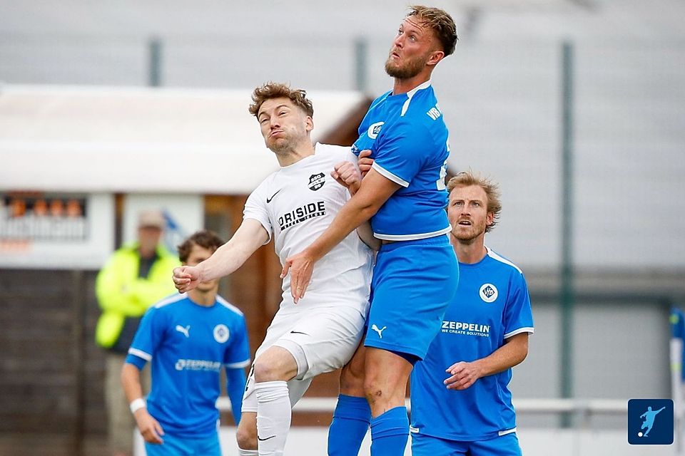 Dennis Blaser (hier beim Kopfballduell im Ligaduell gegen die SSG Ulm rechts im Bild) war der Mann des Tages im heutigen Spiel. Dennis Blaser (hier beim Kopfballduell im Ligaduell gegen die SSG Ulm rechts im Bild) war der Mann des Tages im heutigen Spiel.