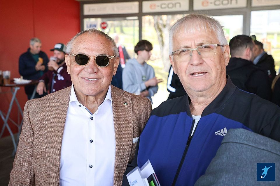 Hoher Besuch in Memmingen: Felix Magath (li.) ließ sich den Auftritt der Viktoria beim FCM nicht entgehen.