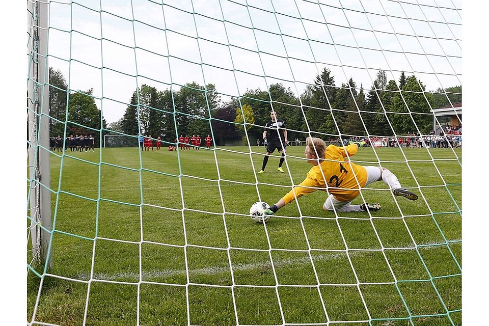 Der einzige gehaltene Schuss im Elfmeterschießen: Münchbergs Torwart Nico Zanirato pariert gegen den Mistelbacher Kevin Langlois.F: Kolb