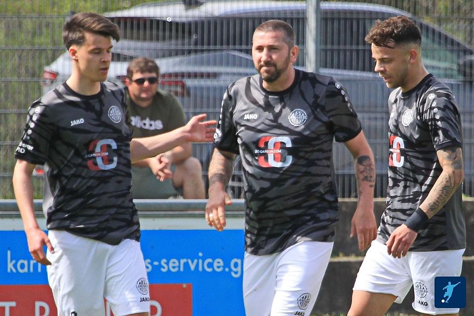 Zwei Jahre kickte Timo Spennesberger (re.) in Landsberg unter Spielertrainer Sascha Mölders (Mitte). 