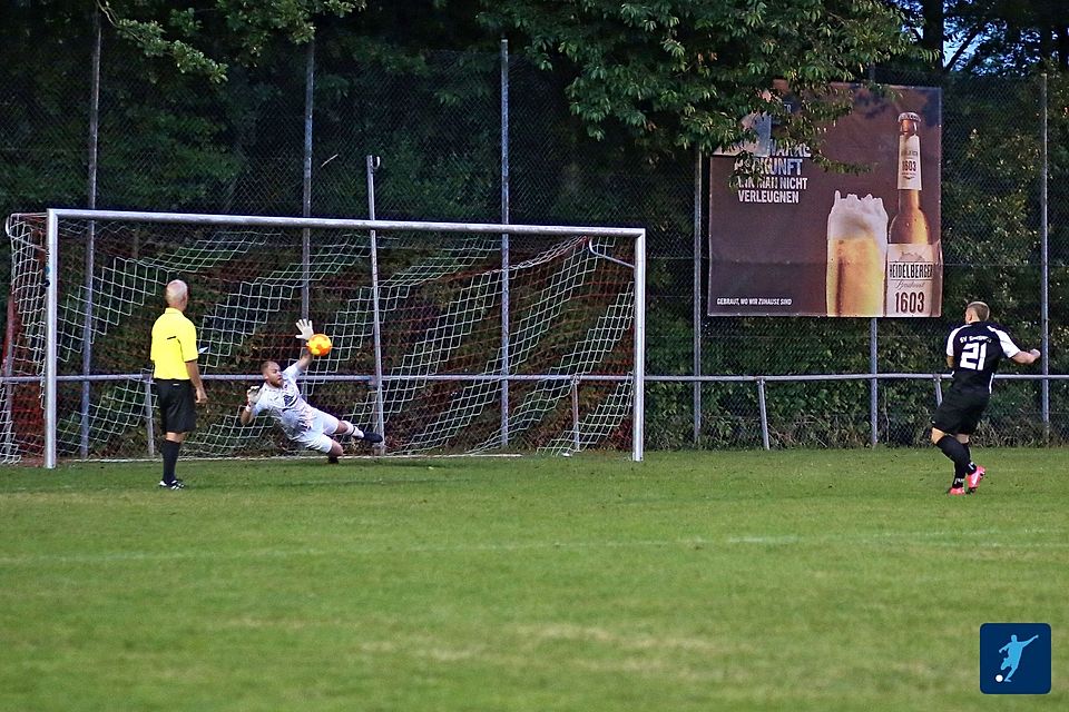 Da wo der Ball, war auch Tobias Ritt. Türk Gücüs Torhüter entschied das Elfmeterschießen beinahe im Alleingang.