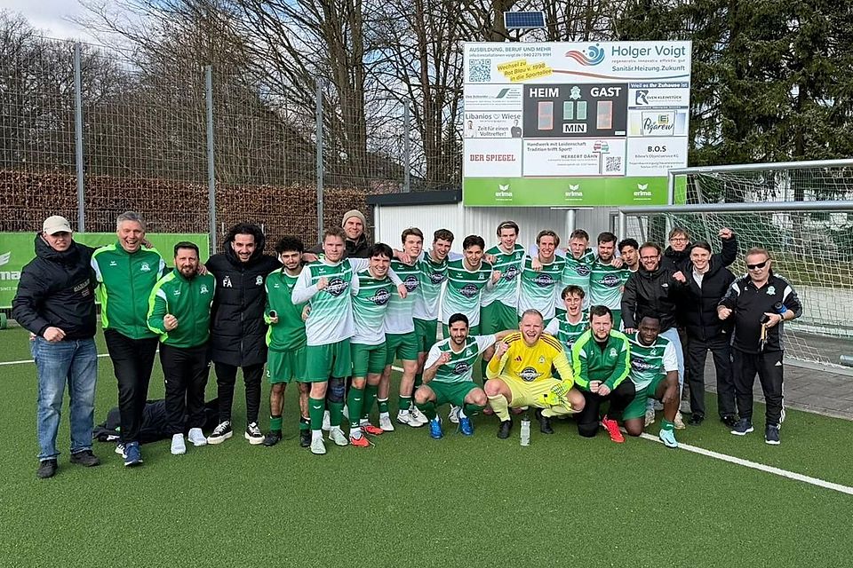 Groß Borstel feiert den 5:3-Sieg. 