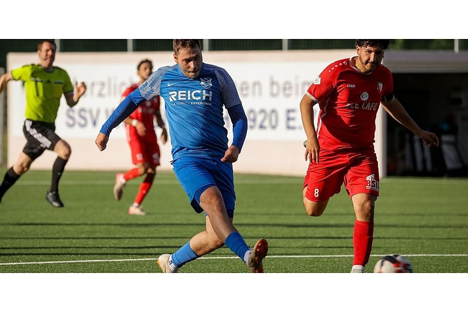 Jan Niklas Kaletta (l.) trifft für den SSV Wissenbach zum 3:3. Samet Özbek (Türkgücü Dillenburg II) kann nicht mehr eingreifen. © Jonathan Ortmann Jan Niklas Kaletta (l.) trifft für den SSV Wissenbach zum 3:3. Samet Özbek (Türkgücü Dillenburg II) kann nicht mehr eingreifen. © Jonathan Ortmann