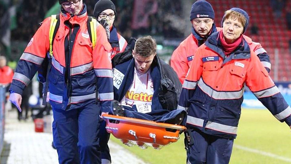 Bitterer Abgang: Erik Wekesser wird nach seiner Verletzung auf der Trage aus dem Stadion gebracht und ins Krankenhaus transportiert.