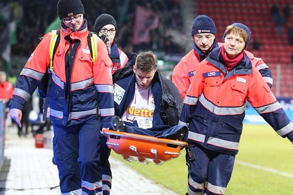 Bitterer Abgang: Erik Wekesser wird nach seiner Verletzung auf der Trage aus dem Stadion gebracht und ins Krankenhaus transportiert.