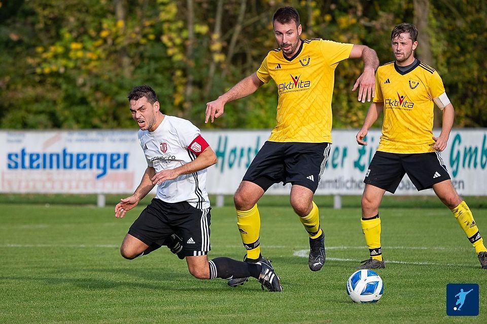 Doch noch gewinnen kann der FC Oberpöring (gelbe Trikots), der sich zuhause knapp mit 1:0 gegen "JoBi" durchsetzte.