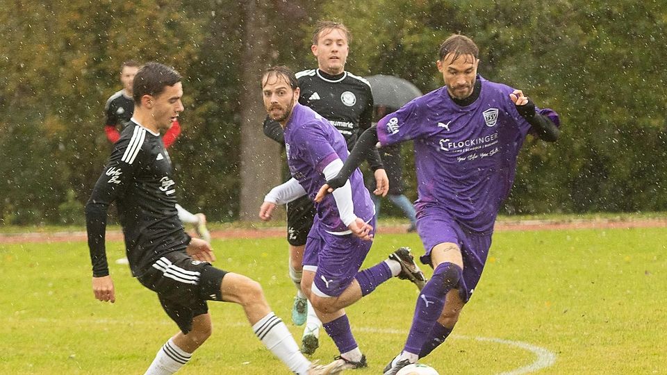 Auf schwer bespielbarem Rasen behielt der TSV Oberalting (am Ball Patrick Feicht) im Verfolgerduell gegen den SV Unterpfaffenhofen die Oberhand.