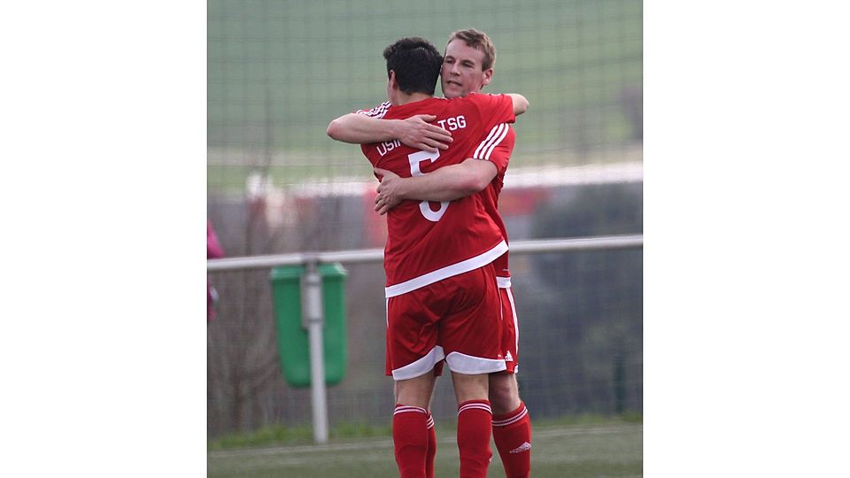 Einmal feste drücken: Pascal Bretschneider (hinten, mit Safak Durak) hat am Mittwoch beim 2:1 gegen Sandzak Frankfurt mit seinem Strafstoß-Tor in der Nachspielzeit dafür gesorgt, dass die Usinger TSG den Relegationsplatz erobert hat.