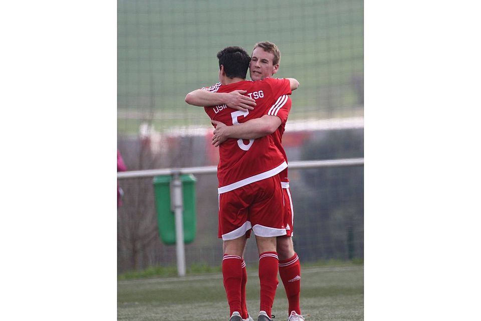 Einmal feste drücken: Pascal Bretschneider (hinten, mit Safak Durak) hat am Mittwoch beim 2:1 gegen Sandzak Frankfurt mit seinem Strafstoß-Tor in der Nachspielzeit dafür gesorgt, dass die Usinger TSG den Relegationsplatz erobert hat.