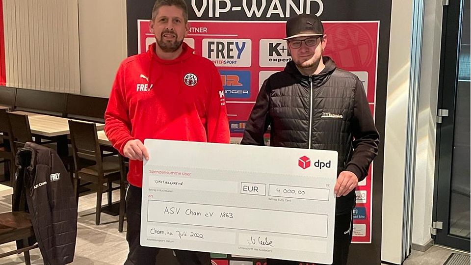 DPD-Vertreter Bartosch Ociepka (re.) zusammen mit dem stellvertretenden Jugendleiter des ASV Cham Wolfgang Griesbauer bei der Scheckübergabe im Kappenberger-Sportzentrum.